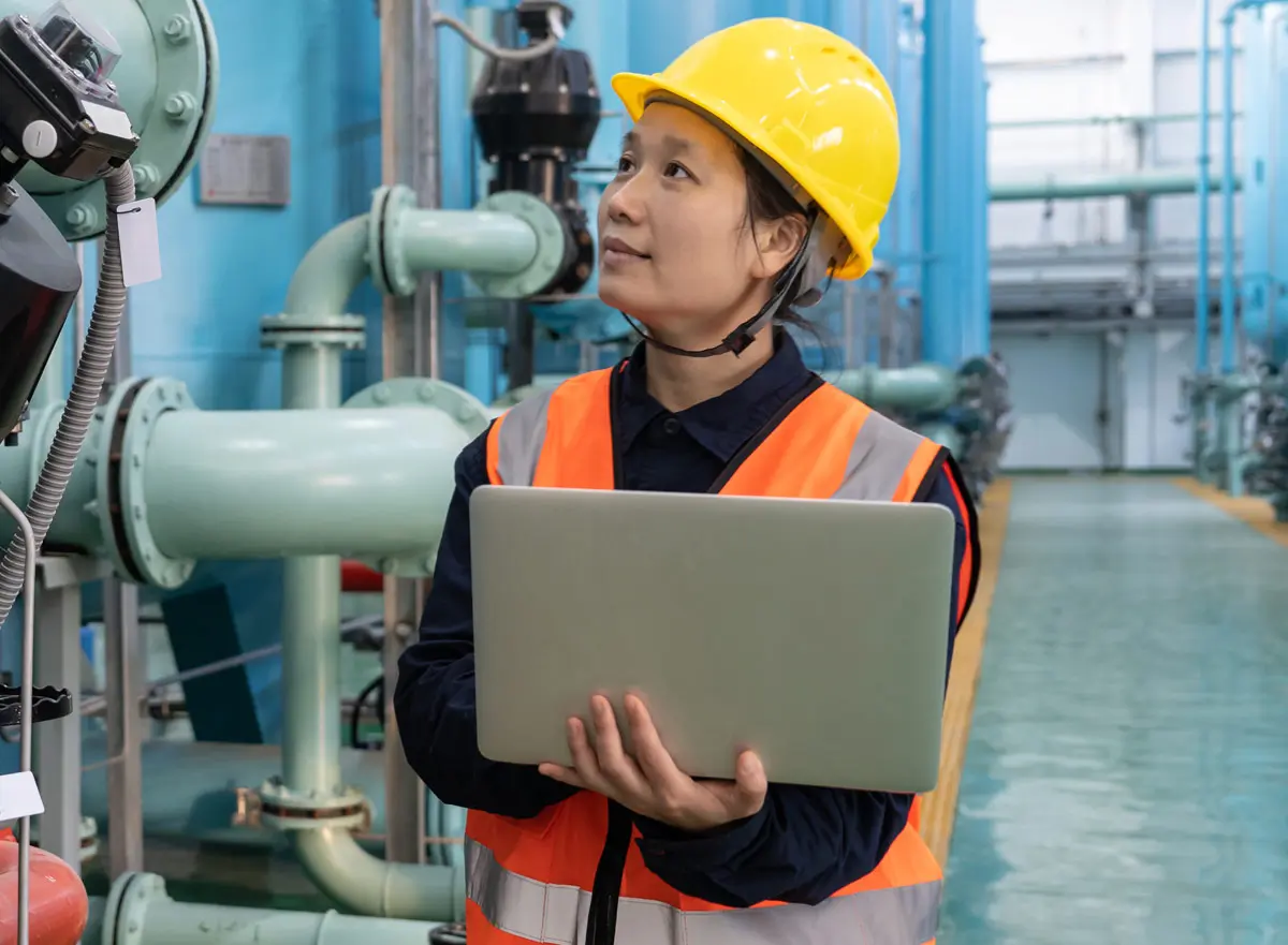 Employee with safety helmet in our heat-shrink production hall