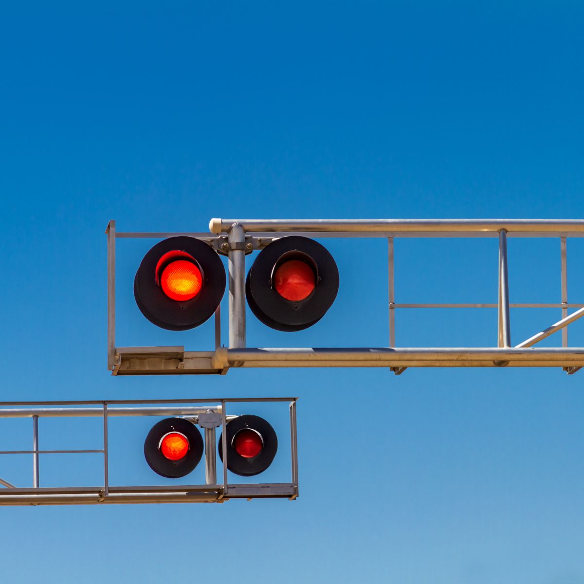 Power and signals for railway and mobility