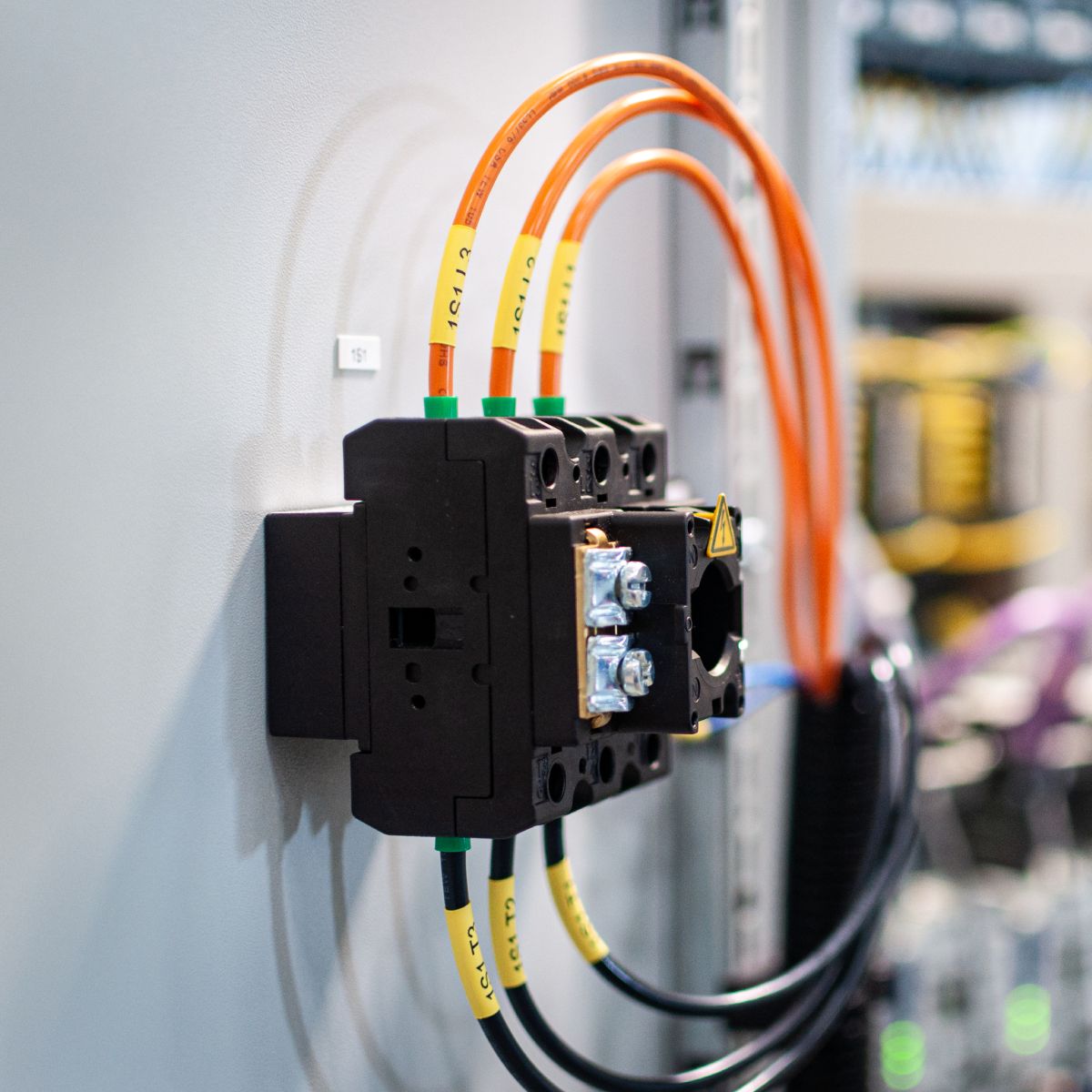 Railway and mobility: Identification sleeves in switch gear cabinet